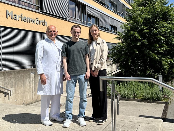 Oberarzt begrüßt zwei Studierende zu ihrem praktischen Jahr