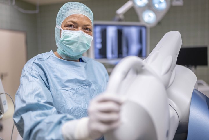 Orthopädin mit Roboterarm Mako