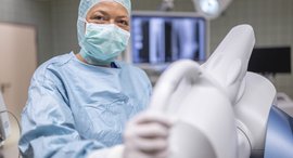 Orthopädin mit Roboterarm Mako