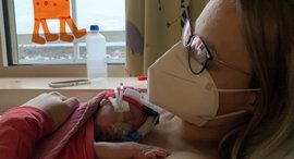 Kind liegt bei seiner Mutter auf dem Bauch