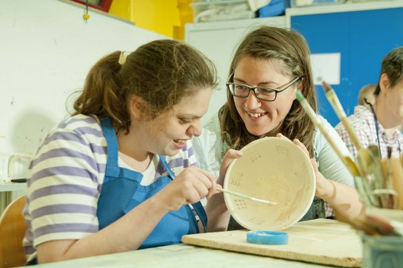Beschäftigte und Mitarbeiterin in einer Tagesförderstätte