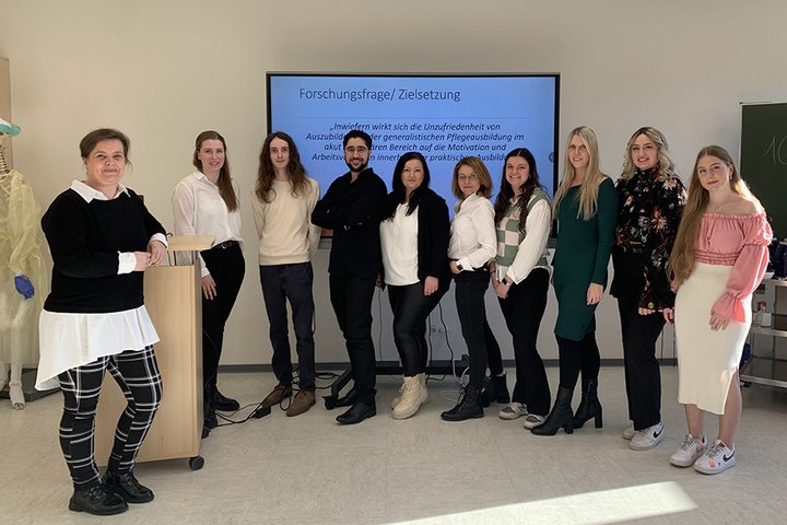 Lehrerinnen und Pflegeazubis präsentieren ihre Ergebnisse
