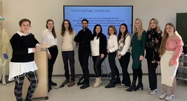 Lehrerinnen und Pflegeazubis präsentieren ihre Ergebnisse