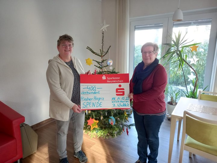 Zwei Frauen halten Spenden-Scheck in den Händen