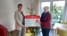 Zwei Frauen halten Spenden-Scheck in den Händen