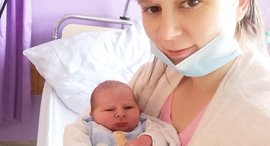 Frau mit Baby im Arm 