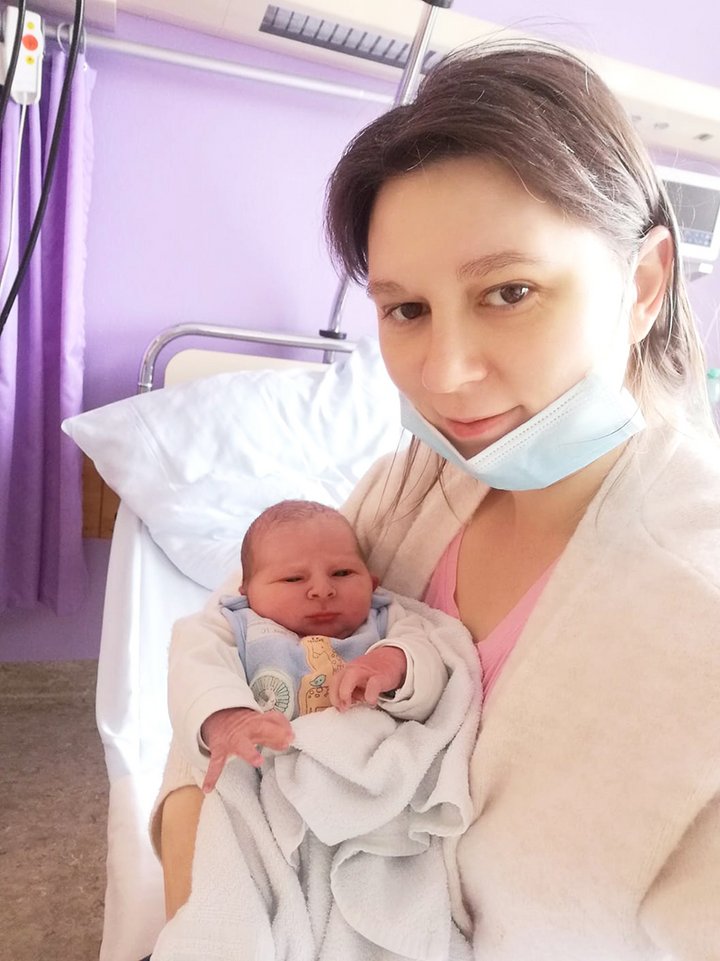 Frau mit Baby im Arm 