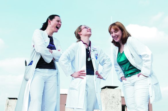 Drei junge Mediziner im praktischen Jahr stehen zusammen in Simmern