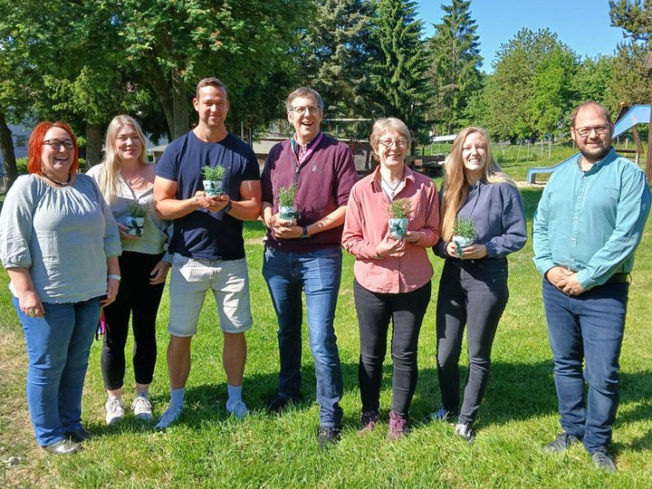 Neue Praxisanleiterinnen und -anleiter sowie das Führungsteam der Kinder-, Jugend- und Familienhilfe Rechtenbach