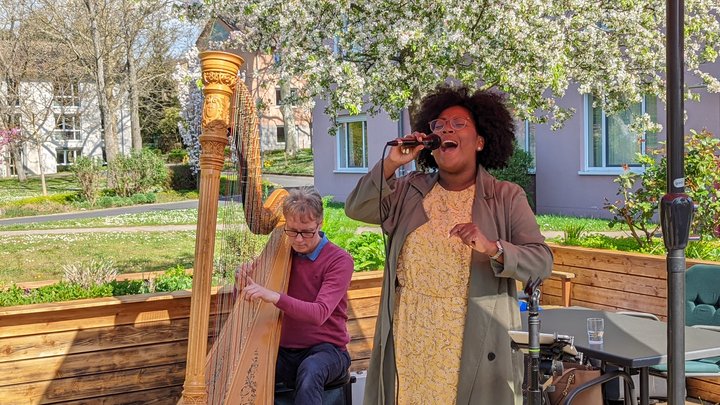 Sängerin Menna Mulugeta und der Harfenist Gernot Blume bei ihrem Auftritt