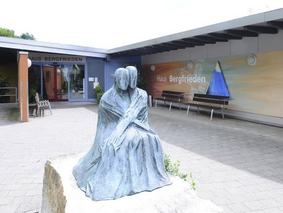 Herzlich willkommen im Haus Bergfrieden in Kirn. Eingangsbereich mit der bekannten Skuptur