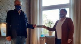 Mann und Frau reichen sich die Hand 