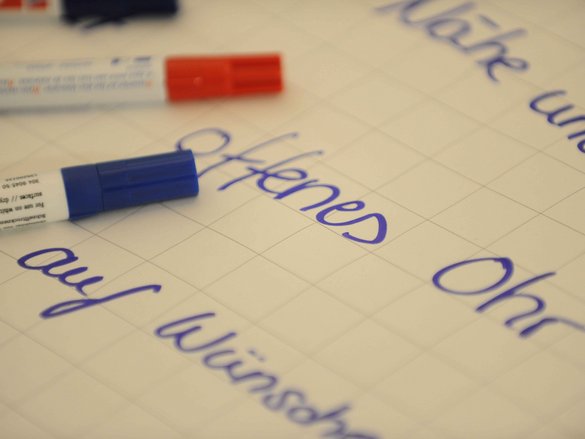 Textmarker und Schrift "offenes Ohr"