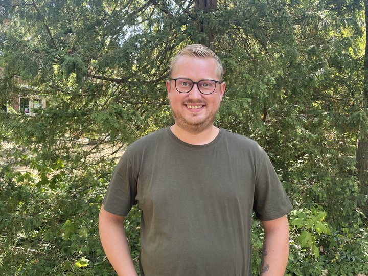 Person lächelt in Kamera