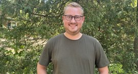 Person lächelt in Kamera