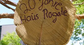 Baumscheibe mit Aufschrift 20 Jahre Haus Rogate