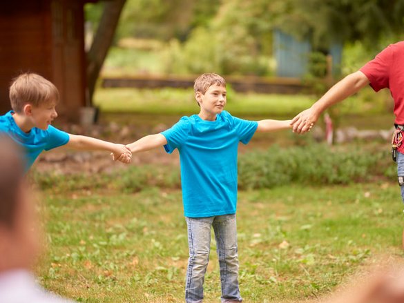 Kinder bilden eine Kette - Tagesgruppe der Kinder-, Jugend- und Familienhilfe der Stiftung kreuznacher diakonie
