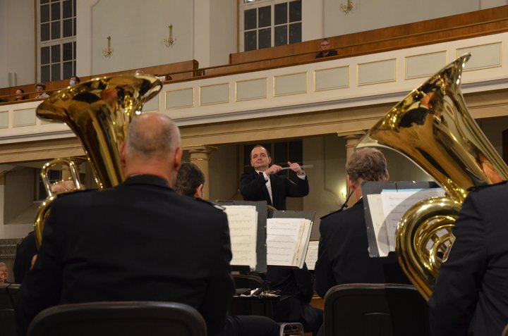 Musiker spielen Instrument in Kirche