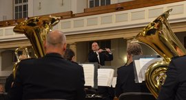 Musiker spielen Instrument in Kirche