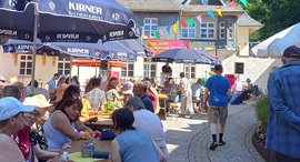 Feierliche Stimmung auf dem Sommerfest 2023 der Asbacher Hütte