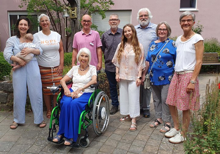 Projektbeteiligte DiBiWohn vor dem Elisabeth Jaeger Haus