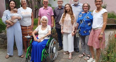 Projektbeteiligte DiBiWohn vor dem Elisabeth Jaeger Haus