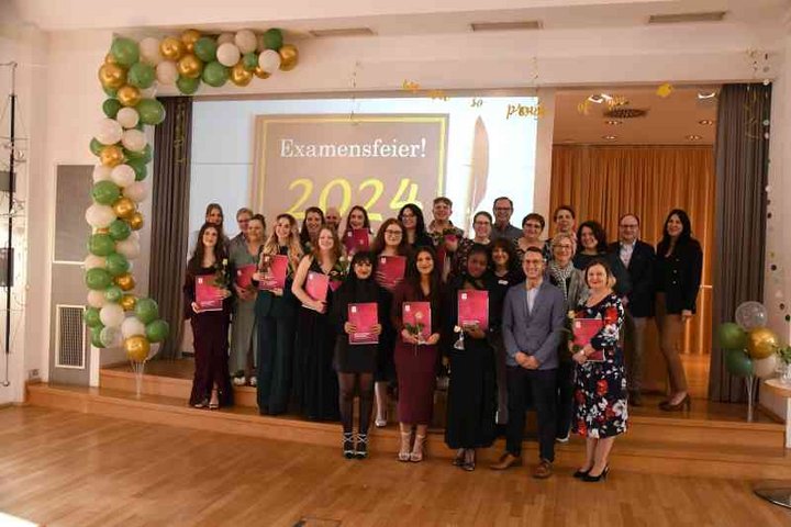 Examen 2024 an der Schule für Gesundheits- und Pflegeberufe der Stiftung kreuznacher diakonie: Absolvent*innen und Lehr- und Ausbildungspersonal