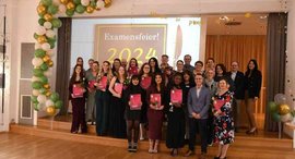 Examen 2024 an der Schule für Gesundheits- und Pflegeberufe der Stiftung kreuznacher diakonie: Absolvent*innen und Lehr- und Ausbildungspersonal