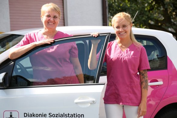 Zwei Mitarbeiterinnen der Diakonie Sozialstation am Auto