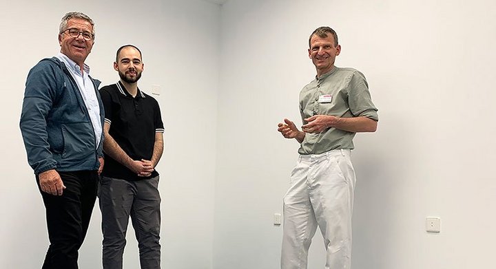 Pfarrer Wolfgang Baumann, Furkan Kutlar und Dr. Christoph von Buch im neuen Gebetsraum im Diakonie Krankenhaus