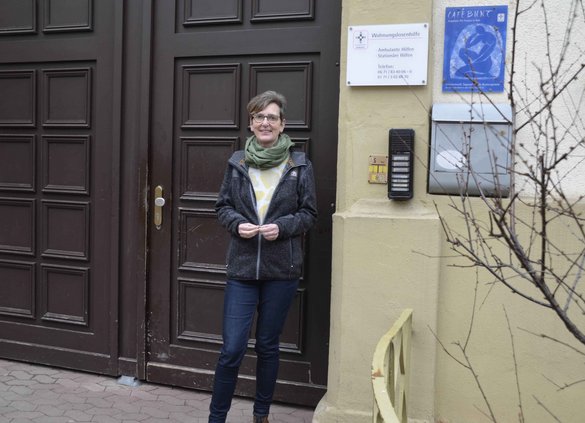 Einrichtungsleiterin Doris Häfner-Kairo vor dem Cafe Bunt, Stiftung kreuznacher diakonie