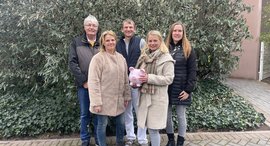 Personen lachen in die Kamera