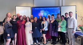 Personen lachen in Kamera