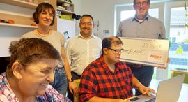 Symbolische Spendenübergabe durch die Aktion Mensch in einem Wohnbereich der Stiftung kreuznacher diakonie