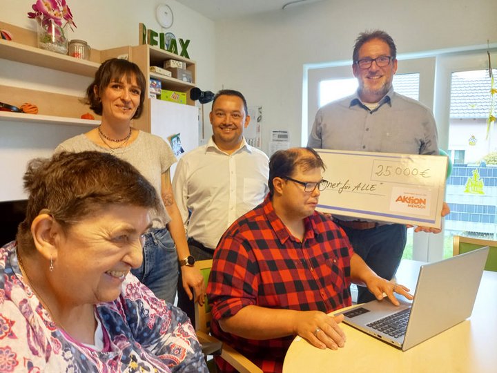 Symbolische Spendenübergabe durch die Aktion Mensch in einem Wohnbereich der Stiftung kreuznacher diakonie