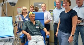 Beteiligte bei Spendenübergabe durch Karlheinz Ossig, Ossig-Stiftung, mobiles EEG-Gerät