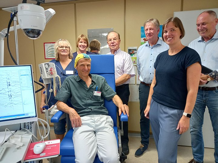 Beteiligte bei Spendenübergabe durch Karlheinz Ossig, Ossig-Stiftung, mobiles EEG-Gerät