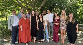 Gruppenfoto von examinierten Pflegefachpersonen mit ihren Praxisanleitern