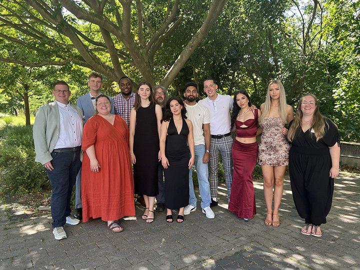 Gruppenfoto von examinierten Pflegefachpersonen mit ihren Praxisanleitern