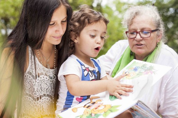 Zwei Frauen lesen Kind vor
