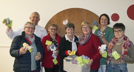 Personen mit Babysocken in der Hand