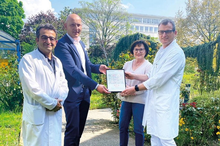 ßberreichung Zertifikat sein diabetologisches Leistungsangebot als âDrei-Sterne-Hausâ 