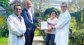 ßberreichung Zertifikat sein diabetologisches Leistungsangebot als âDrei-Sterne-Hausâ 