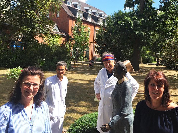 Gruppen Foto vor dem Mutterhaus 
