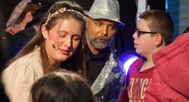 Schauspielerinnen und Schauspieler des Theatervereins Stadtwerke Frankfurt im Kontakt mit den Zuschauen im Bodelschwingh Zentrum