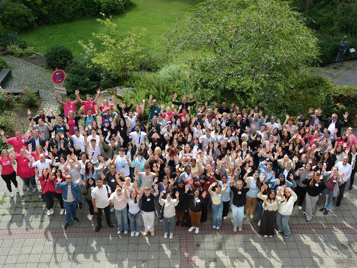Gruppenfoto der neuen Auszubildenden 2025 in der Pflege in Bad Kreuznach