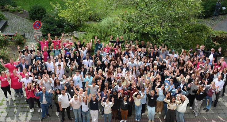 Gruppenfoto der neuen Auszubildenden 2025 in der Pflege in Bad Kreuznach