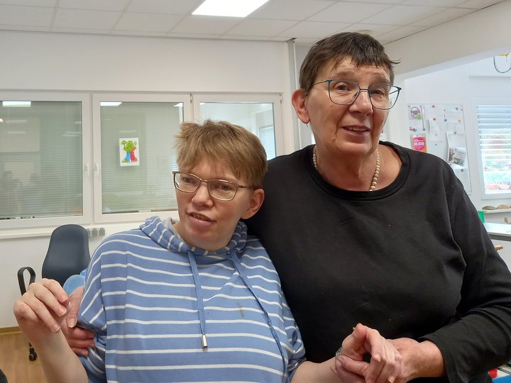 Julia und Jutta Lang in der Werkstatt Asbacher Hütte der Stiftung kreuznacher diakonie