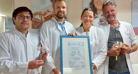 drei Männer und eine Frau in weißen Hemden 