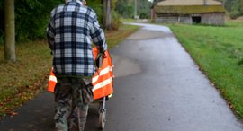 Alter Mann mit Rollator - von hinten